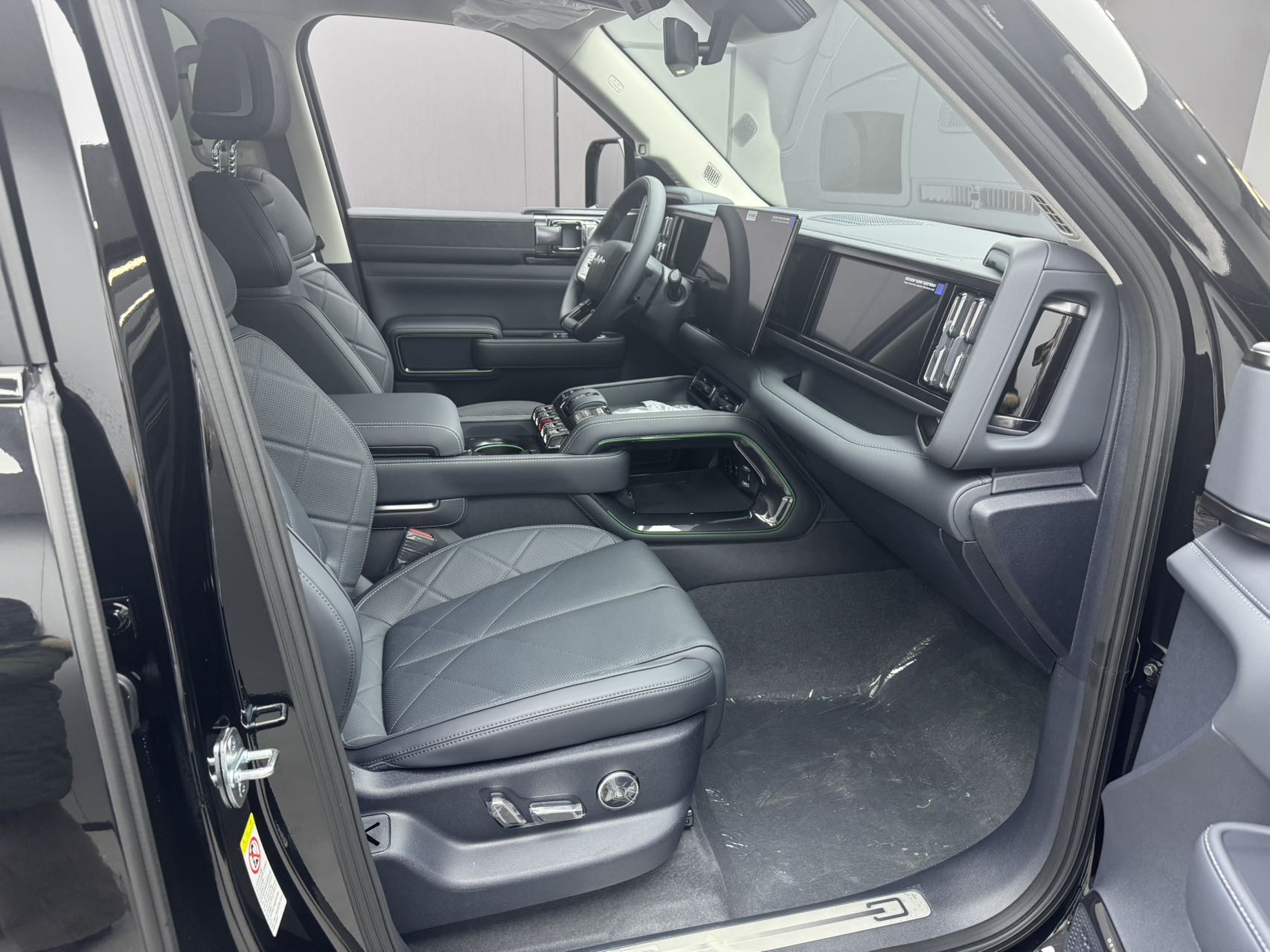 雨季汽车保养关键:底盘防锈、雨刮更换,这些细节别忽略